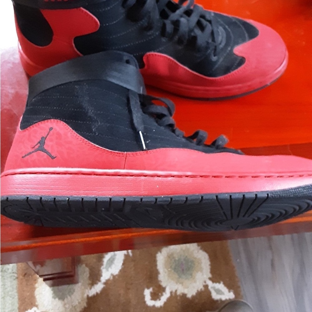 Nike Michael Jordan SOG Red and Black High Top Tennis Shoe
Size 12 Mens
POOS